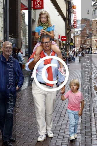 Amsterdam 31 augustus 2013
Premiere Piet Piraat in Tuschinski.
Emile Ratelband met zoon en dochter