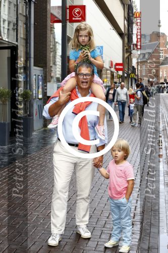 Amsterdam 31 augustus 2013
Premiere Piet Piraat in Tuschinski.
Emile Ratelband met zoon en dochter