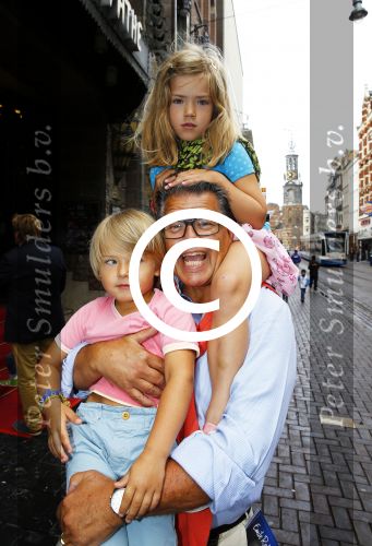 Amsterdam 31 augustus 2013
Premiere Piet Piraat in Tuschinski.
Emile Ratelband met zoon en dochter