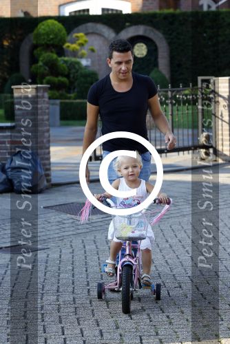 Volendam 6 september 2013
Jan en Liza Smit gaan wandelen met hun zoon Senn en dochter Emma.