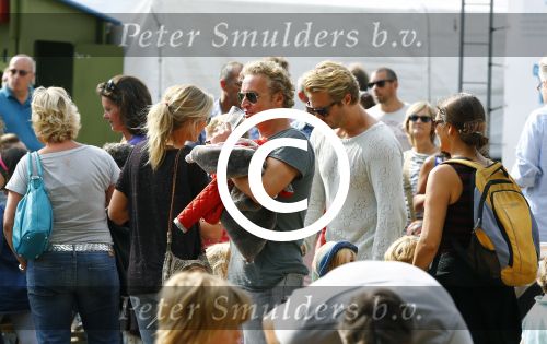 Amsterdam 18 augustus 2013
Thijs Romer met dochter Sammie en Wendy v Dijk met dochter Lizzy en partner Erland Galjaard op de parade.
Peter Smulders bv