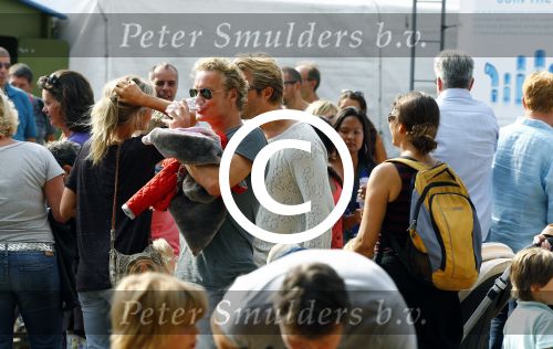 Amsterdam 18 augustus 2013
Thijs Romer met dochter Sammie en Wendy v Dijk met dochter Lizzy en partner Erland Galjaard op de parade.
Peter Smulders bv