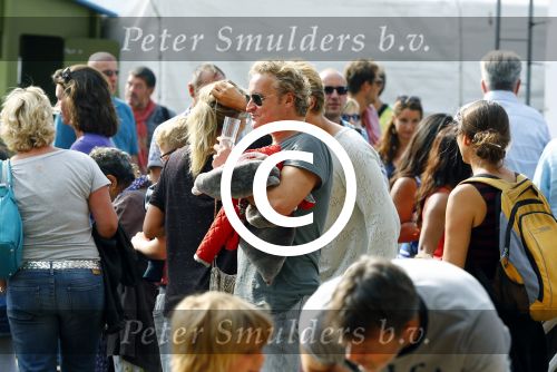 Amsterdam 18 augustus 2013
Thijs Romer met dochter Sammie en Wendy v Dijk met dochter Lizzy en partner Erland Galjaard op de parade.
Peter Smulders bv