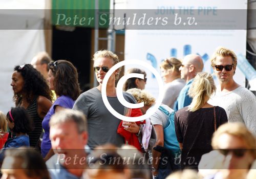 Amsterdam 18 augustus 2013
Thijs Romer met dochter Sammie en Wendy v Dijk met dochter Lizzy en partner Erland Galjaard op de parade.
Peter Smulders bv