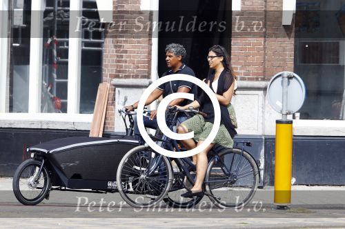 Amsterdam 6 september 2013
Frank Rijkaard met zijn dochter Lindsay op de fiets