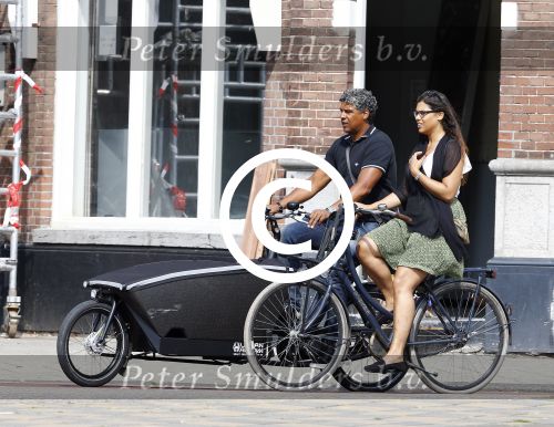 Amsterdam 6 september 2013
Frank Rijkaard met zijn dochter Lindsay op de fiets