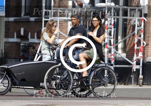 Amsterdam 6 september 2013
Frank Rijkaard met zijn dochter Lindsay op de fiets