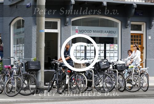 Amsterdam 21 augustus 2013
Frank Rijkaard en zijn vrouw Stephanie op de fiets in Amsterdam.
Peter Smulders bv