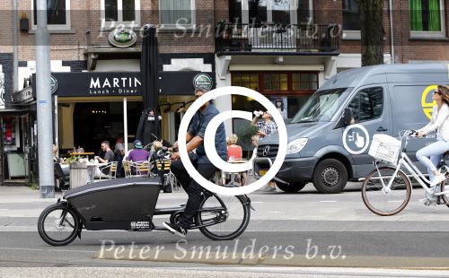 Amsterdam 21 augustus 2013
Frank Rijkaard en zijn vrouw Stephanie op de fiets in Amsterdam.
Peter Smulders bv