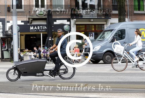 Amsterdam 21 augustus 2013
Frank Rijkaard en zijn vrouw Stephanie op de fiets in Amsterdam.
Peter Smulders bv