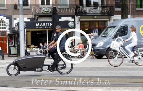 Amsterdam 21 augustus 2013
Frank Rijkaard en zijn vrouw Stephanie op de fiets in Amsterdam.
Peter Smulders bv