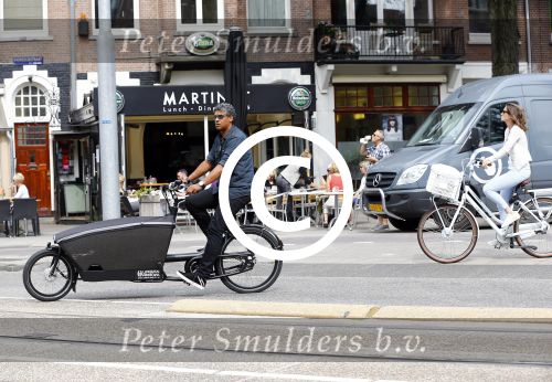 Amsterdam 21 augustus 2013
Frank Rijkaard en zijn vrouw Stephanie op de fiets in Amsterdam.
Peter Smulders bv