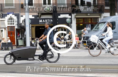 Amsterdam 21 augustus 2013
Frank Rijkaard en zijn vrouw Stephanie op de fiets in Amsterdam.
Peter Smulders bv