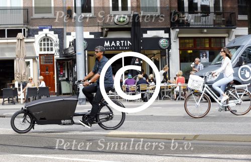 Amsterdam 21 augustus 2013
Frank Rijkaard en zijn vrouw Stephanie op de fiets in Amsterdam.
Peter Smulders bv