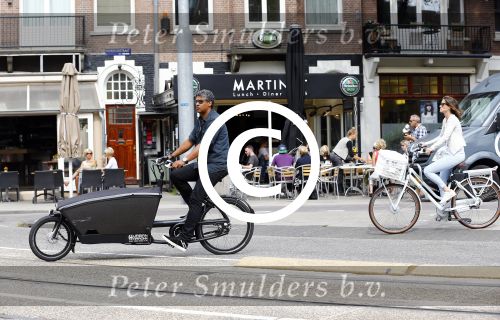 Amsterdam 21 augustus 2013
Frank Rijkaard en zijn vrouw Stephanie op de fiets in Amsterdam.
Peter Smulders bv