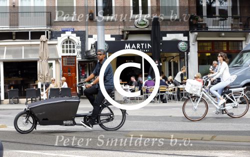 Amsterdam 21 augustus 2013
Frank Rijkaard en zijn vrouw Stephanie op de fiets in Amsterdam.
Peter Smulders bv
