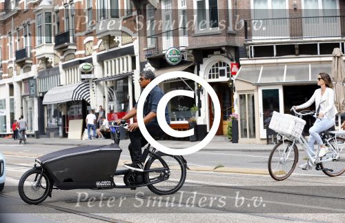 Amsterdam 21 augustus 2013
Frank Rijkaard en zijn vrouw Stephanie op de fiets in Amsterdam.
Peter Smulders bv