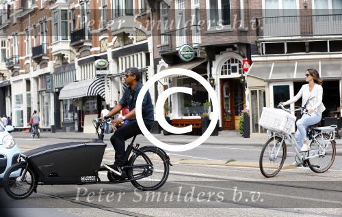 Amsterdam 21 augustus 2013
Frank Rijkaard en zijn vrouw Stephanie op de fiets in Amsterdam.
Peter Smulders bv