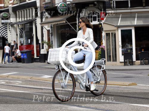 Amsterdam 21 augustus 2013
Frank Rijkaard en zijn vrouw Stephanie op de fiets in Amsterdam.
Peter Smulders bv