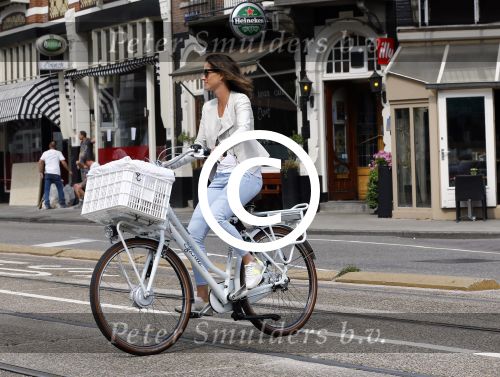 Amsterdam 21 augustus 2013
Frank Rijkaard en zijn vrouw Stephanie op de fiets in Amsterdam.
Peter Smulders bv