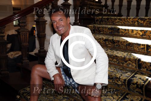 Amsterdam 8 augustus 2013
Gerard Joling en Caren Maywood en Alice Maywood tijdens persconferentie in het Amstel hotel waar ze aankondigen weer op te gaan treden tijdens concert Gerad Joling in het ziggo dome.
Peter Smulders bv