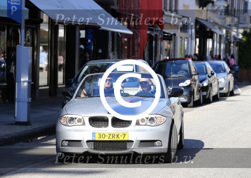 Amsterdam 14 augustus 2013
Gerard Joling en Jort Kelder nemen commercial op voor autoverhuurbedrijf Sixt in Amsterdam zuid.
Peter Smulders bv
