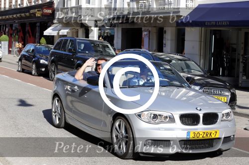 Amsterdam 14 augustus 2013
Gerard Joling en Jort Kelder nemen commercial op voor autoverhuurbedrijf Sixt in Amsterdam zuid.
Peter Smulders bv