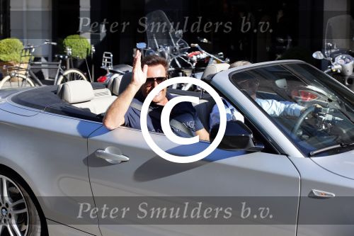 Amsterdam 14 augustus 2013
Gerard Joling en Jort Kelder nemen commercial op voor autoverhuurbedrijf Sixt in Amsterdam zuid.
Peter Smulders bv