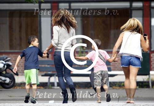 Amsterdam 21 augustus 2013
Glennis Grace en zoontje Anthony eten met vrienden ijsje bij de febo.
Peter Smulders bv