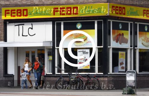 Amsterdam 21 augustus 2013
Glennis Grace en zoontje Anthony eten met vrienden ijsje bij de febo.
Peter Smulders bv