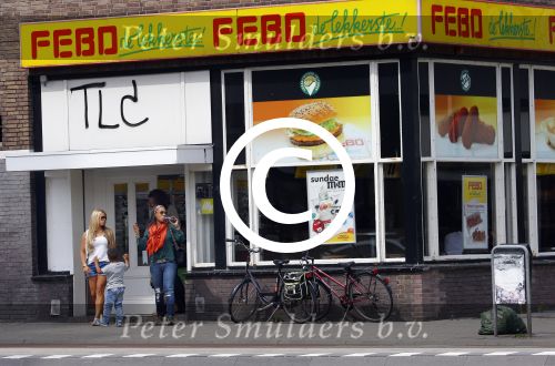 Amsterdam 21 augustus 2013
Glennis Grace en zoontje Anthony eten met vrienden ijsje bij de febo.
Peter Smulders bv