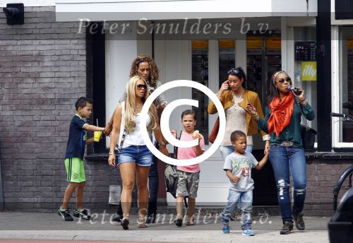 Amsterdam 21 augustus 2013
Glennis Grace en zoontje Anthony eten met vrienden ijsje bij de febo.
Peter Smulders bv