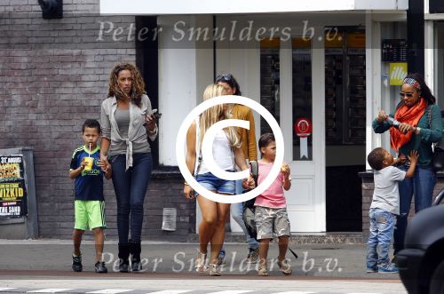 Amsterdam 21 augustus 2013
Glennis Grace en zoontje Anthony eten met vrienden ijsje bij de febo.
Peter Smulders bv