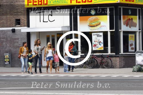 Amsterdam 21 augustus 2013
Glennis Grace en zoontje Anthony eten met vrienden ijsje bij de febo.
Peter Smulders bv