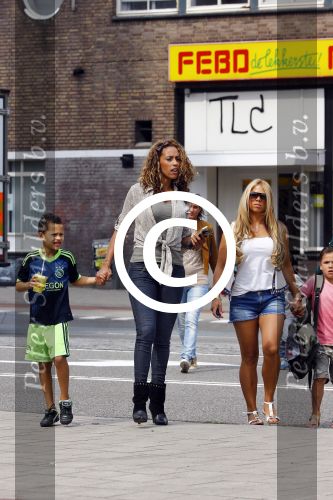 Amsterdam 21 augustus 2013
Glennis Grace en zoontje Anthony eten met vrienden ijsje bij de febo.
Peter Smulders bv