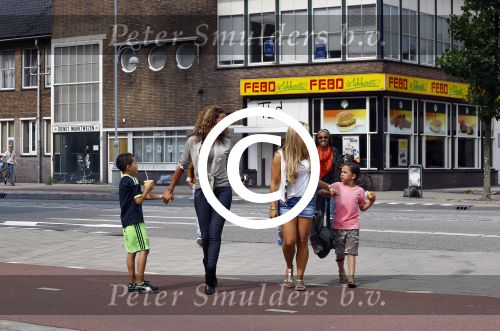 Amsterdam 21 augustus 2013
Glennis Grace en zoontje Anthony eten met vrienden ijsje bij de febo.
Peter Smulders bv