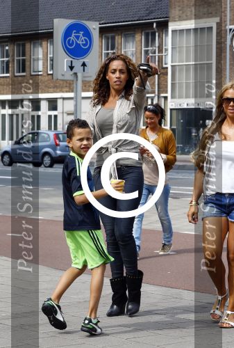 Amsterdam 21 augustus 2013
Glennis Grace en zoontje Anthony eten met vrienden ijsje bij de febo.
Peter Smulders bv