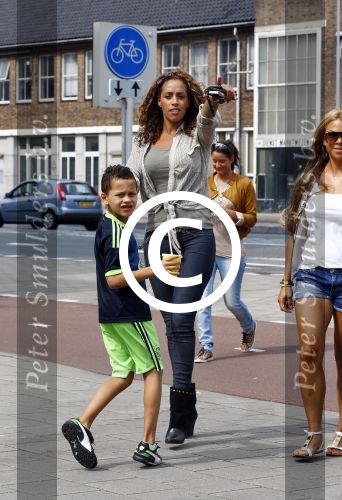 Amsterdam 21 augustus 2013
Glennis Grace en zoontje Anthony eten met vrienden ijsje bij de febo.
Peter Smulders bv