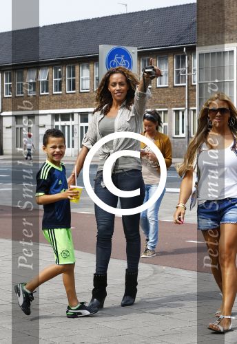 Amsterdam 21 augustus 2013
Glennis Grace en zoontje Anthony eten met vrienden ijsje bij de febo.
Peter Smulders bv