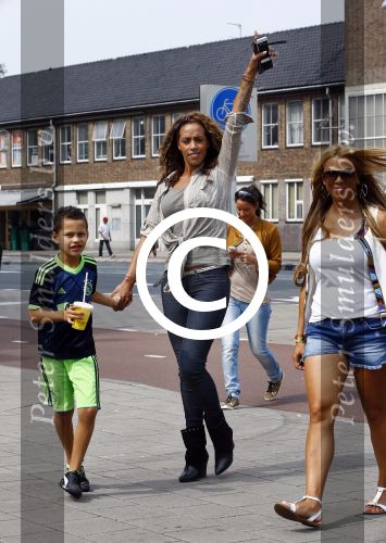 Amsterdam 21 augustus 2013
Glennis Grace en zoontje Anthony eten met vrienden ijsje bij de febo.
Peter Smulders bv