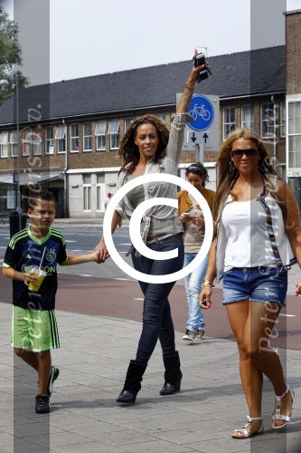 Amsterdam 21 augustus 2013
Glennis Grace en zoontje Anthony eten met vrienden ijsje bij de febo.
Peter Smulders bv