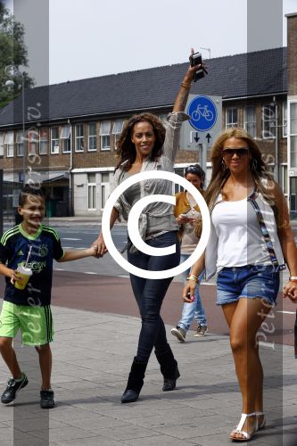 Amsterdam 21 augustus 2013
Glennis Grace en zoontje Anthony eten met vrienden ijsje bij de febo.
Peter Smulders bv