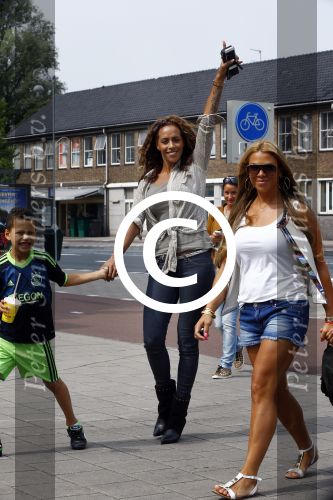 Amsterdam 21 augustus 2013
Glennis Grace en zoontje Anthony eten met vrienden ijsje bij de febo.
Peter Smulders bv