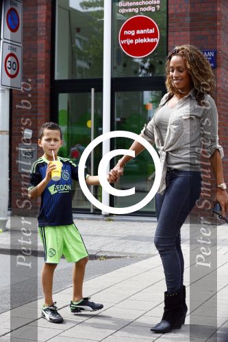 Amsterdam 21 augustus 2013
Glennis Grace en zoontje Anthony eten met vrienden ijsje bij de febo.
Peter Smulders bv
