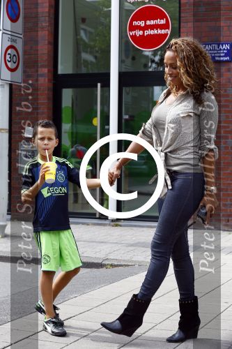 Amsterdam 21 augustus 2013
Glennis Grace en zoontje Anthony eten met vrienden ijsje bij de febo.
Peter Smulders bv