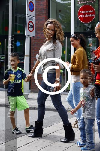 Amsterdam 21 augustus 2013
Glennis Grace en zoontje Anthony eten met vrienden ijsje bij de febo.
Peter Smulders bv