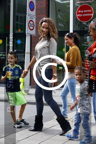 Amsterdam 21 augustus 2013
Glennis Grace en zoontje Anthony eten met vrienden ijsje bij de febo.
Peter Smulders bv
