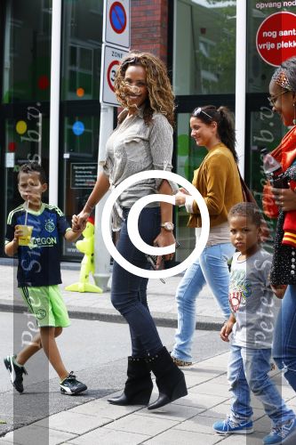 Amsterdam 21 augustus 2013
Glennis Grace en zoontje Anthony eten met vrienden ijsje bij de febo.
Peter Smulders bv