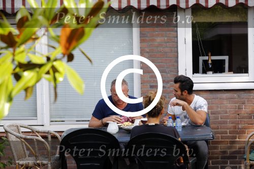 Amsterdam 29 augustus 2013
Gordon met zijn vriend aan het ontbijten in de tuin waae Gordon en Gerard Joling even geen cent te makken opnemen.
Peter Smulders bv
