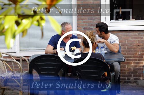 Amsterdam 29 augustus 2013
Gordon met zijn vriend aan het ontbijten in de tuin waae Gordon en Gerard Joling even geen cent te makken opnemen.
Peter Smulders bv
